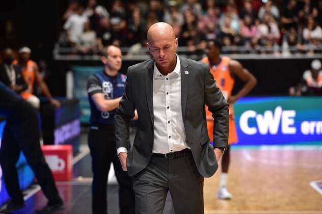 24 10 2021, easyCredit Basketball Bundesliga, BBL, 2021 2022 season, mens, Chemnitz Niners Ratiopharm Ulm, Copyright Seidel Trienitz Rodrigo Pastore head coach , Niners Chemnitz after defeat Chemnitz Messe Chemnitz Saxony Germany