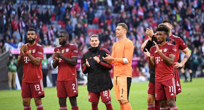 Football 1 Bundesliga Season 2021 2022 9 Matchday FC Bayern Muenchen TSG 1899 Hoffenheim 23 10 2021 Final cheer FC Bayern Muenchen Eric Maxim Choupo Moting, Dayot Upamecano, Marcel Sabitzer, goalkeeper Manuel Neuer and Kingsley Coman v li.