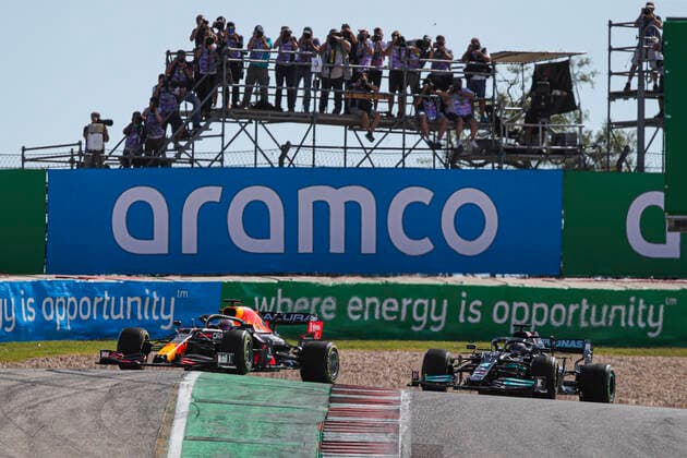 33 VERSTAPPEN Max (nld), Red Bull Racing Honda RB16B, 44 HAMILTON Lewis (gbr), Mercedes AMG F1 GP W12 E Performance, start of the race during the Formula 1 Aramco United States Grand Prix 2021, 17th round of the 2021 FIA Formula One World Championship, WM, Weltmeisterschaft from October 21 to 24, 2021 on the Circuit of the Americas, in Austin, Texas, United States of American - F1 - UNITED STATES GRAND PRIX 2021 - RACE DPPI Panoramic  FGO09151