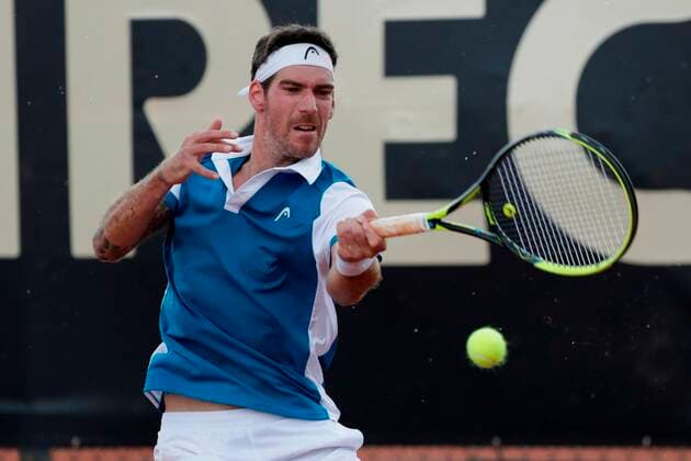 AME1766. BOGOTÁ (COLOMBIA), 24 10 2021.- El tenista austriaco Gerald Melzer devuelve una bola al argentino Facundo Mena, durante el partido final del ATP, Tennis Herren Challenger de Tenis, hoy, en el Carmel Club de Bogotá (Colombia). El encuentro tuvo que ser aplazado por lluvia. Final del ATP Challenger de Bogotá !ACHTUNG: NUR REDAKTIONELLE NUTZUNG!  Copyright: xCarlosxOrtegax AME1774 20211024-3b582e384347ef1e4206acc6bdc9062c2bc9a3aa