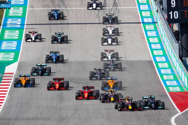 Start of the race, 33 VERSTAPPEN Max (nld), Red Bull Racing Honda RB16B, 44 HAMILTON Lewis (gbr), Mercedes AMG F1 GP W12 E Performance, action during the Formula 1 Aramco United States Grand Prix 2021, 17th round of the 2021 FIA Formula One World Championship, WM, Weltmeisterschaft from October 21 to 24, 2021 on the Circuit of the Americas, in Austin, Texas, United States of American - F1 - UNITED STATES GRAND PRIX 2021 - RACE DPPI Panoramic  _V2_9573