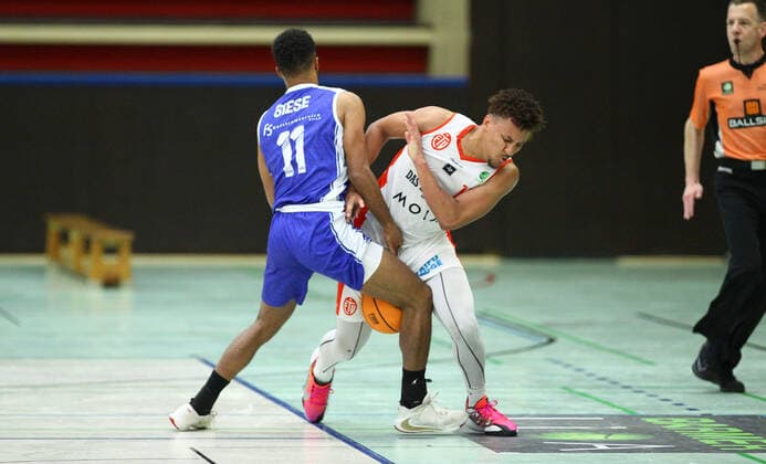 Basketball, season 2021 2002, ProB Nord BARMER 2 Basketball Bundesliga, Fifth matchday, ETV Hamburg RSV Eintracht Stahnsdorf 73 82 after overtime Alexander Giese RSV, l , Mubarak Salami Wandsbek Hamburg