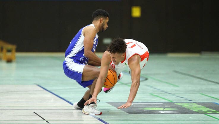 Basketball, season 2021 2002, ProB Nord BARMER 2 Basketball Bundesliga, Fifth matchday, ETV Hamburg RSV Eintracht Stahnsdorf 73 82 after overtime Alexander Giese RSV, l , Mubarak Salami Wandsbek Hamburg