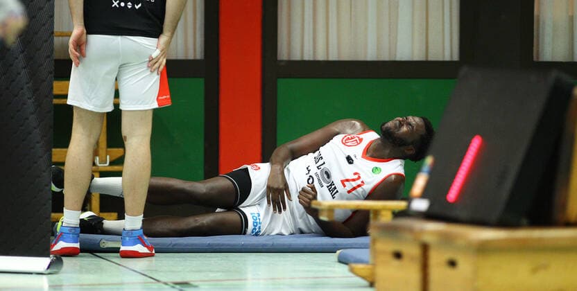 Basketball, 2021 season 2002, ProB North BARMER 2 Basketball Bundesliga, Fifth matchday, ETV Hamburg RSV Eintracht Stahnsdorf 73 82 after overtime Mayika Lungongo ETV retired with a foot injury Wandsbek Hamburg