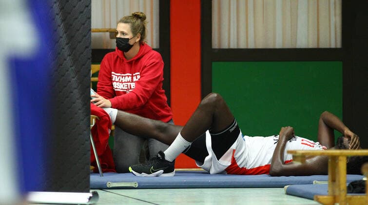 Basketball, 2021 season 2002, ProB North BARMER 2 Basketball Bundesliga, Fifth matchday, ETV Hamburg RSV Eintracht Stahnsdorf 73 82 after overtime Mayika Lungongo ETV retired with a foot injury Wandsbek Hamburg
