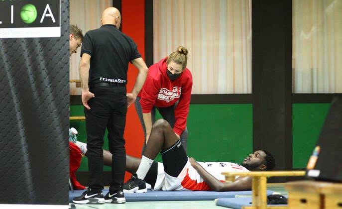Basketball, 2021 season 2002, ProB North BARMER 2 Basketball Bundesliga, Fifth matchday, ETV Hamburg RSV Eintracht Stahnsdorf 73 82 after overtime Mayika Lungongo ETV retired with a foot injury Wandsbek Hamburg