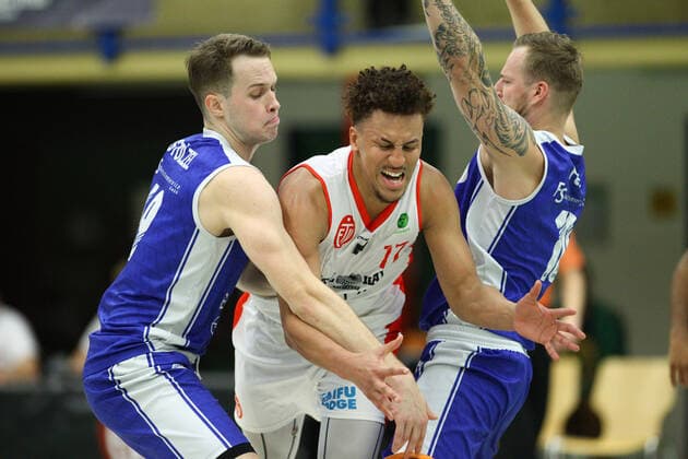 Basketball, Season 2021 2002, ProB Nord BARMER 2 Basketball Bundesliga, Fifth matchday, ETV Hamburg RSV Eintracht Stahnsdorf 73 82 after overtime Max Stölzel RSV, l , Mubarak Salami ETV, M , Sebastian Fülle RSV Wandsbek Hamburg