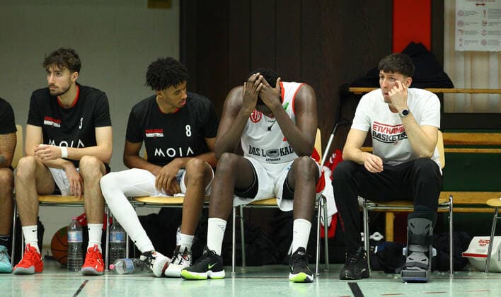 Basketball, 2021 season 2002, ProB Nord BARMER 2 Basketball Bundesliga, Fifth matchday, ETV Hamburg RSV Eintracht Stahnsdorf 73 82 after extra time The injured Mayika Lungongo 2 v r sits frustrated on the substitutes bench To his right Jack Fritsche Wandsbek Hamburg, who is also injured.