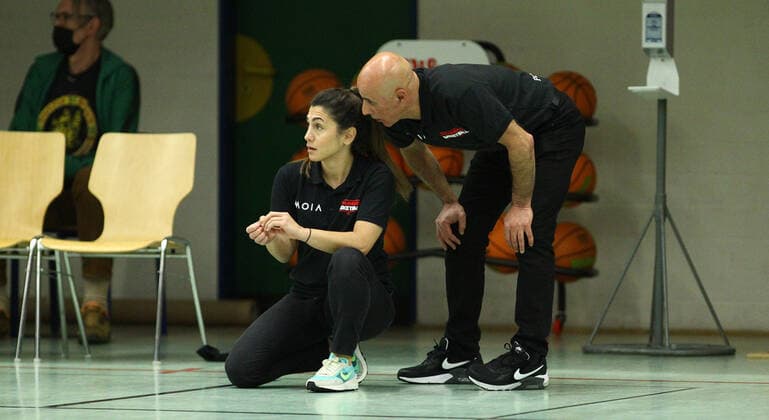 Basketball, Season 2021 2002, ProB Nord BARMER 2 Basketball Bundesliga, Fifth matchday, ETV Hamburg RSV Eintracht Stahnsdorf 73 82 after overtime ETV coach Sükran Gencay and co coach Hussen Alrifai Wandsbek Hamburg