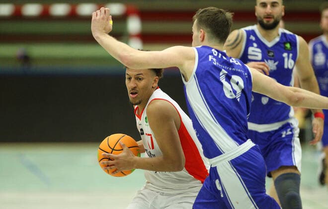 Basketball, Season 2021 2002, ProB Nord BARMER 2 Basketball Bundesliga, Fifth matchday, ETV Hamburg RSV Eintracht Stahnsdorf 73 82 after overtime Mubarak Salami ETV, l , Max Stölzel Wandsbek Hamburg