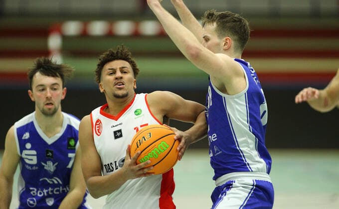Basketball, Season 2021 2002, ProB Nord BARMER 2 Basketball Bundesliga, Fifth matchday, ETV Hamburg RSV Eintracht Stahnsdorf 73 82 after overtime Mubarak Salami ETV, l , Max Stölzel R Wandsbek Hamburg