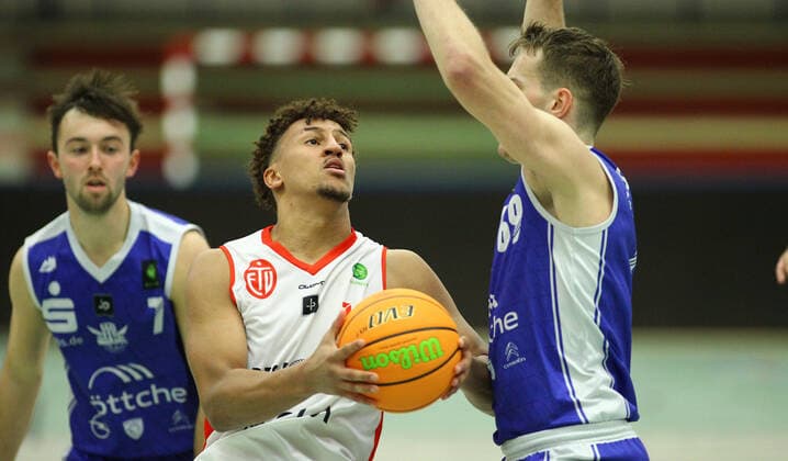 Basketball, Season 2021 2002, ProB Nord BARMER 2 Basketball Bundesliga, Fifth matchday, ETV Hamburg RSV Eintracht Stahnsdorf 73 82 after overtime Mubarak Salami ETV, l , Max Stölzel R Wandsbek Hamburg