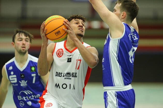 Basketball, Season 2021 2002, ProB Nord BARMER 2 Basketball Bundesliga, Fifth matchday, ETV Hamburg RSV Eintracht Stahnsdorf 73 82 after overtime Mubarak Salami ETV, l , Max Stölzel R Wandsbek Hamburg