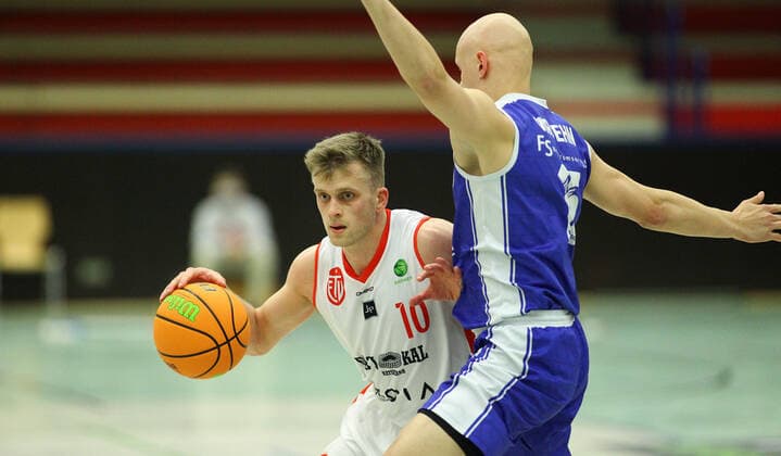 Basketball, Season 2021 2002, ProB Nord BARMER 2 Basketball Bundesliga, Fifth matchday, ETV Hamburg RSV Eintracht Stahnsdorf 73 82 after overtime Fabian Paetsch ETV, l , Leonik Wadehn Wandsbek Hamburg