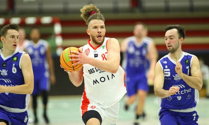 Basketball, 2021 season 2002, ProB Nord BARMER 2 Basketball Bundesliga, Fifth matchday, ETV Hamburg RSV Eintracht Stahnsdorf 73 82 after overtime Lukas Wagner RSV, l , Robin Ewert ETV, M , Jordan Müller RSV, r Wandsbek Hamburg.