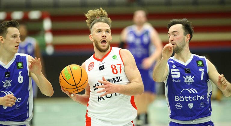 Basketball, 2021 season 2002, ProB Nord BARMER 2 Basketball Bundesliga, Fifth matchday, ETV Hamburg RSV Eintracht Stahnsdorf 73 82 after overtime Lukas Wagner RSV, l , Robin Ewert ETV, M , Jordan Müller RSV, r Wandsbek Hamburg.