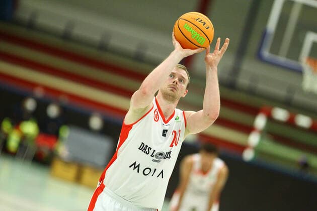 Basketball, Season 2021 2002, ProB Nord BARMER 2 Basketball Bundesliga, Fifth matchday, ETV Hamburg RSV Eintracht Stahnsdorf 73 82 after overtime Vladimir Migunov ETV during free throw Wandsbek Hamburg