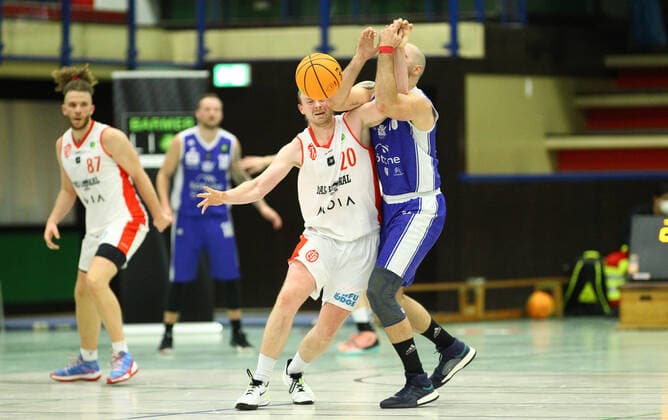 Basketball, Season 2021 2002, ProB Nord BARMER 2 Basketball Bundesliga, Fifth matchday, ETV Hamburg RSV Eintracht Stahnsdorf 73 82 after overtime Vladimir Migunov ETV, l , Niklas Hey Wandsbek Hamburg