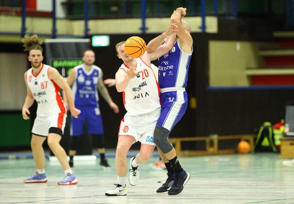 Basketball, Season 2021 2002, ProB Nord BARMER 2 Basketball Bundesliga, Fifth matchday, ETV Hamburg RSV Eintracht Stahnsdorf 73 82 after overtime Vladimir Migunov ETV, l , Niklas Hey Wandsbek Hamburg