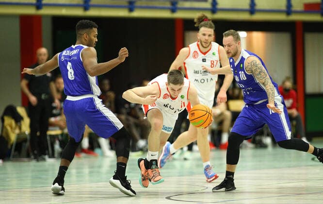 Basketball, Season 2021 2002, ProB Nord BARMER 2 Basketball Bundesliga, Fifth matchday, ETV Hamburg RSV Eintracht Stahnsdorf 73 82 after overtime Yannick Hildebrandt RSV, l , Marcel Hoppe ETV, M , Sebastian Fülle RSV Wandsbek Hamburg