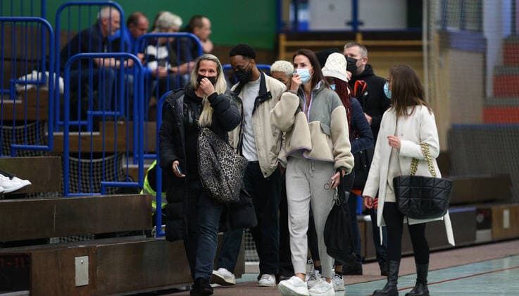 Basketball, Season 2021 2002, ProB Nord BARMER 2 Basketball Bundesliga, Fifth matchday, ETV Hamburg RSV Eintracht Stahnsdorf 73 82 after overtime Spectators enter the Sporthalle Wandsbek Wandsbek Hamburg with mouth-nose masks