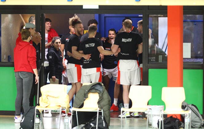 Basketball, Season 2021 2002, ProB Nord BARMER 2 Basketball Bundesliga, Fifth matchday, ETV Hamburg RSV Eintracht Stahnsdorf 73 82 after overtime The players of ETV get in the mood for the game before the run-in in the team circle Wandsbek Hamburg