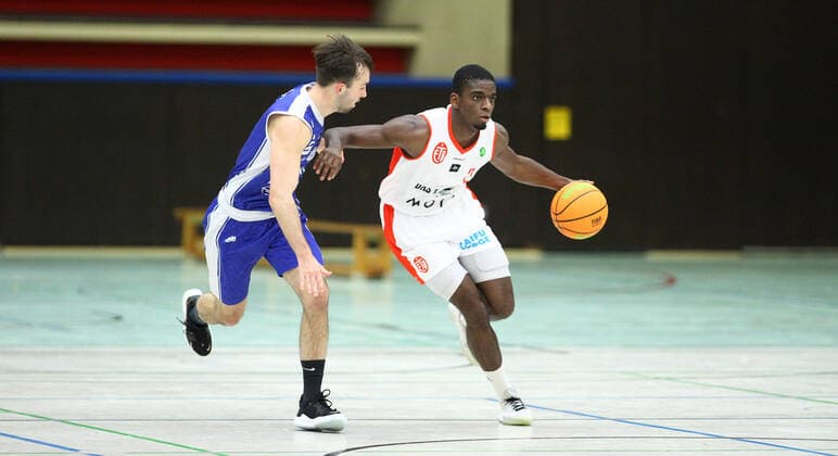Basketball, season 2021 2002, ProB Nord BARMER 2 Basketball Bundesliga, Fifth matchday, ETV Hamburg RSV Eintracht Stahnsdorf 73 82 after overtime Jordan Müller RSV, l , Karl Dia Wandsbek Hamburg