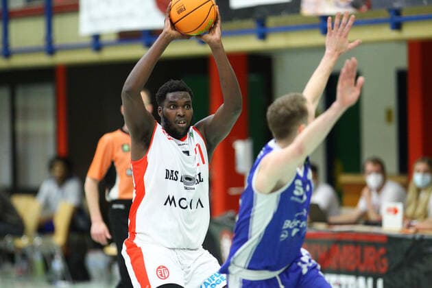 Basketball, Season 2021 2002, ProB Nord BARMER 2 Basketball Bundesliga, Fifth matchday, ETV Hamburg RSV Eintracht Stahnsdorf 73 82 after overtime Mayika Lungongo ETV Wandsbek Hamburg