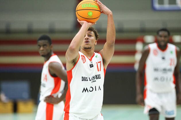 Basketball, Season 2021 2002, ProB Nord BARMER 2 Basketball Bundesliga, Fifth matchday, ETV Hamburg RSV Eintracht Stahnsdorf 73 82 after overtime Mubarak Salami ETV during free throw Wandsbek Hamburg