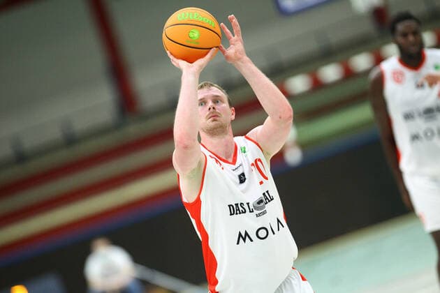 Basketball, Season 2021 2002, ProB Nord BARMER 2 Basketball Bundesliga, Fifth matchday, ETV Hamburg RSV Eintracht Stahnsdorf 73 82 after overtime Vladimir Migunov ETV during free throw Wandsbek Hamburg