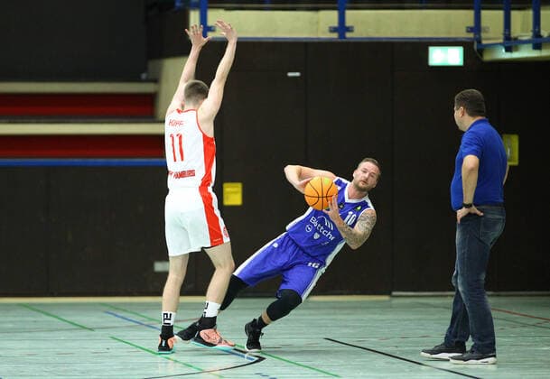 Basketball, 2021 season 2002, ProB Nord BARMER 2 Basketball Bundesliga, Fifth matchday, ETV Hamburg RSV Eintracht Stahnsdorf 73 82 after overtime Marcel Hoppe ETV, l , Sebastian Fülle RSV, M and RSV coach Vladimir Pastushenko Wandsbek Hamburg.