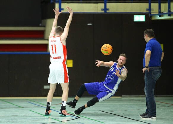Basketball, 2021 season 2002, ProB Nord BARMER 2 Basketball Bundesliga, Fifth matchday, ETV Hamburg RSV Eintracht Stahnsdorf 73 82 after overtime Marcel Hoppe ETV, l , Sebastian Fülle RSV, M and RSV coach Vladimir Pastushenko Wandsbek Hamburg.