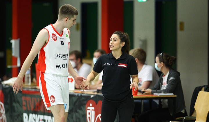 Basketball, Season 2021 2002, ProB Nord BARMER 2 Basketball Bundesliga, Fifth matchday, ETV Hamburg RSV Eintracht Stahnsdorf 73 82 after overtime Marcel Hoppe ETV is replaced by coach Sükran Gencay Wandsbek Hamburg