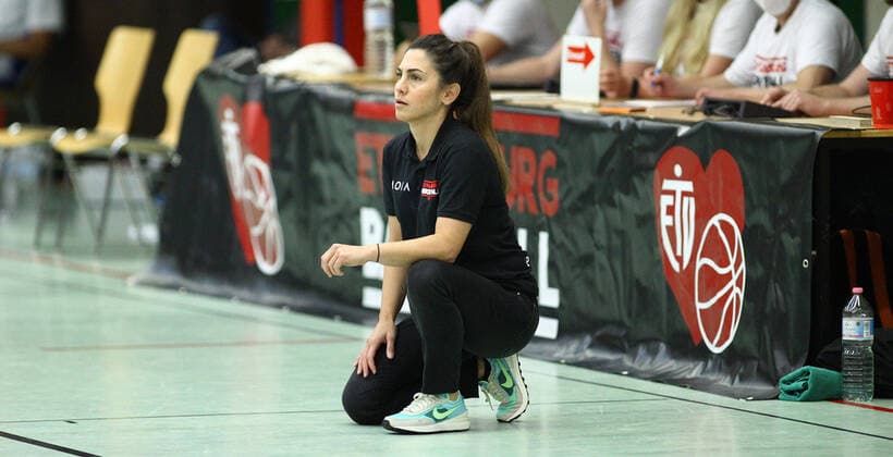 Basketball, Season 2021 2002, ProB Nord BARMER 2 Basketball Bundesliga, Fifth matchday, ETV Hamburg RSV Eintracht Stahnsdorf 73 82 after overtime ETV coach Sükran Gencay Wandsbek Hamburg