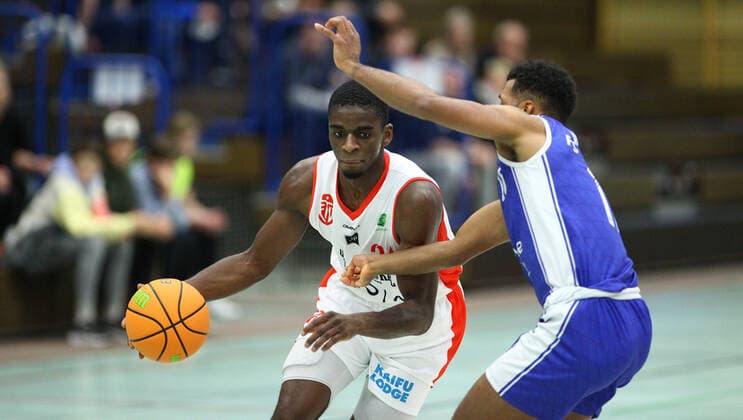 Basketball, 2021 season 2002, ProB North BARMER 2 Basketball Bundesliga, Fifth matchday, ETV Hamburg RSV Eintracht Stahnsdorf 73 82 after overtime Karl Dia ETV, l , Alexander Giese Wandsbek Hamburg.