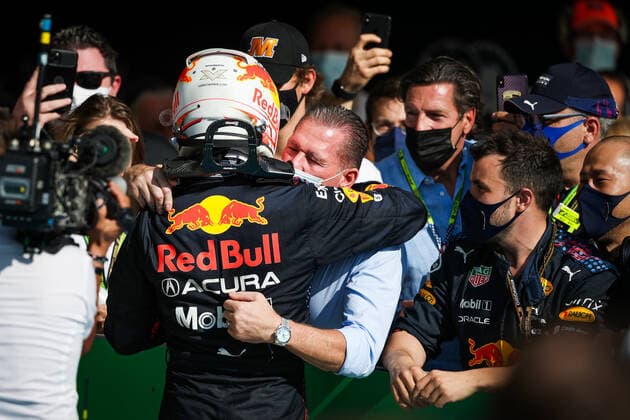 VERSTAPPEN Max (ned), Red Bull Racing Honda RB16B, portrait celebrating victory with his father Jos during the Formula 1 Aramco United States Grand Prix 2021, 17th round of the 2021 FIA Formula One World Championship, WM, Weltmeisterschaft from October 21 to 24, 2021 on the Circuit of the Americas, in Austin, Texas, United States of American - F1 - UNITED STATES GRAND PRIX 2021 - RACE DPPI Panoramic  20211024_GOODEN_FGO09365