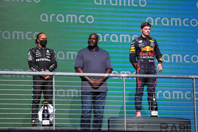 Podium: HAMILTON Lewis (gbr), Mercedes AMG F1 GP W12 E Performance, VERSTAPPEN Max (ned), Red Bull Racing Honda RB16B, and Shaquille O Neal during the Formula 1 Aramco United States Grand Prix 2021, 17th round of the 2021 FIA Formula One World Championship, WM, Weltmeisterschaft from October 21 to 24, 2021 on the Circuit of the Americas, in Austin, Texas, United States of American - F1 - UNITED STATES GRAND PRIX 2021 - RACE DPPI Panoramic 20211024_GOODEN_FG0O9125