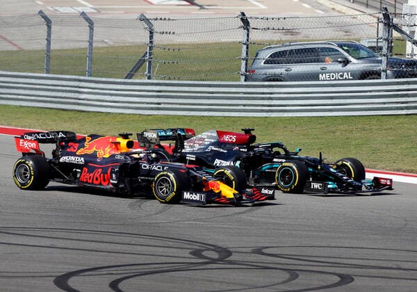 AUSTIN, TX - OCTOBER 24: Red Bull Racing Honda driver Max Verstappen (33) (NED) and Mercedes-AMG Petronas driver Lewis Hamilton (44) (GBR) make a turn during the F1 Aramco United States Grand Prix on October 24, 2021 at the Circuit of the Americas in Austin, TX. (Photo by Adam Davis Icon Sportswire) AUTO: OCT 24 F1 - Aramco United States Grand Prix Icon2110245801