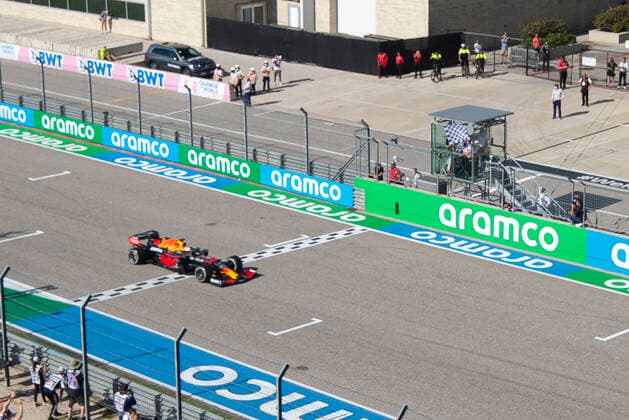 October 24, 2021, Austin, Texas, U.S: F1 driver 33 MAX VERSTAPPEN Red Bull Racing Honda crosses the finish line with a win at COTA. Austin U.S. - ZUMAm147 20211024_zap_m147_005 Copyright: xHossxMcBainx