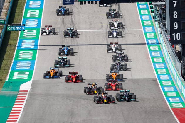 start of the race, depart, 44 HAMILTON Lewis (gbr), Mercedes AMG F1 GP W12 E Performance, 33 VERSTAPPEN Max (nld), Red Bull Racing Honda RB16B, 11 PEREZ Sergio (mex), Red Bull Racing Honda RB16B, action during the Formula 1 Aramco United States Grand Prix 2021, 17th round of the 2021 FIA Formula One World Championship, WM, Weltmeisterschaft from October 21 to 24, 2021 on the Circuit of the Americas, in Austin, Texas, United States of American - F1 - UNITED STATES GRAND PRIX 2021 - RACE DPPI Panoramic 00121036__V2_9565