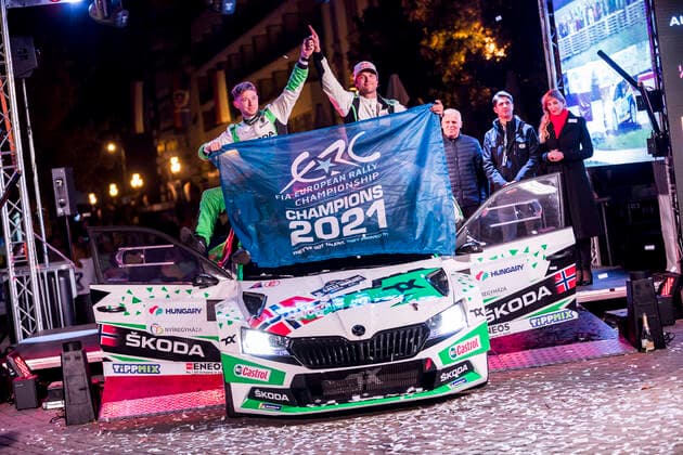 Bilder des Jahres 2021, Sport 10 Oktober Sport Themen der Woche KW42 Sport Bilder des Tages MIKKELSEN Andreas (NOR), EDMONDSON Elliot (GBR), TOKSPORT WRT, Â¦koda Fabia Evo, podium ambiance during the 2021 FIA ERC Rally Hungary, 7th round of the 2021 FIA European Rally Championship, from October 21 to 24, 2021 in Nyiregyhaza, Hungary - AUTO - ERC - RALLY HUNGARY 2021 DPPI Panoramic  01321007-BR-4358