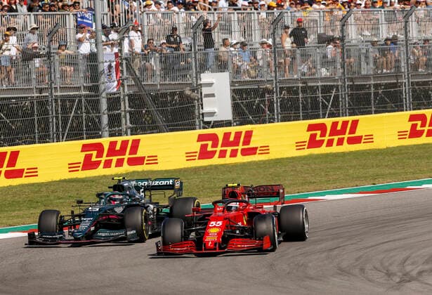 55 SAINZ Carlos (spa), Scuderia Ferrari SF21, 05 VETTEL Sebastian (ger), Aston Martin F1 AMR21, action during the Formula 1 Aramco United States Grand Prix 2021, 17th round of the 2021 FIA Formula One World Championship, WM, Weltmeisterschaft from October 21 to 24, 2021 on the Circuit of the Americas, in Austin, Texas, United States of American - F1 - UNITED STATES GRAND PRIX 2021 - RACE DPPI Panoramic  00121036_F12021GP17USA_JK202179