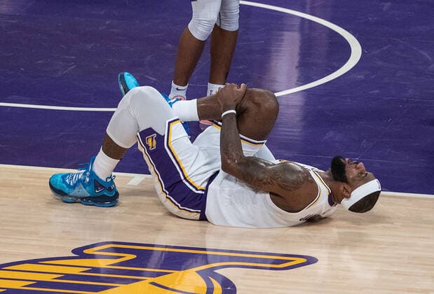Sport Themen der Woche KW42 Sport Bilder des Tages October 24, 2021, Los Angeles, California, USA: LeBron James 6 of the Los Angeles Lakers grimaces in pain and holds his knee after a fall during their regular season NBA, Basketball Herren, USA game with the Memphis Grizzlies on Sunday October 24, 2021 at the Staples Center in Los Angeles, California. PI Los Angeles USA - ZUMAp124 20211024_zaa_p124_001 Copyright: xJAVIERxROJASx