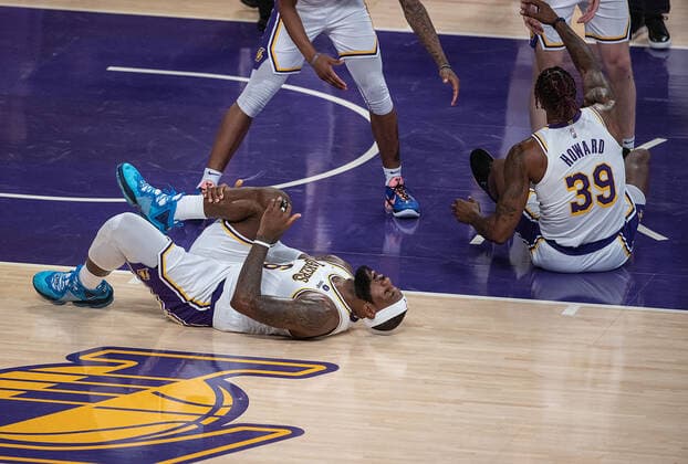 October 24, 2021, Los Angeles, California, USA: LeBron James 6 of the Los Angeles Lakers grimaces in pain and holds his knee after a fall during their regular season NBA, Basketball Herren, USA game with the Memphis Grizzlies on Sunday October 24, 2021 at the Staples Center in Los Angeles, California. PI Los Angeles USA - ZUMAp124 20211024_zaa_p124_002 Copyright: xJAVIERxROJASx
