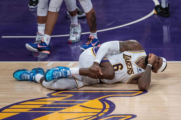 October 24, 2021, Los Angeles, California, USA: LeBron James 6 of the Los Angeles Lakers grimaces in pain and holds his knee after a fall during their regular season NBA, Basketball Herren, USA game with the Memphis Grizzlies on Sunday October 24, 2021 at the Staples Center in Los Angeles, California. PI Los Angeles USA - ZUMAp124 20211024_zaa_p124_003 Copyright: xJAVIERxROJASx