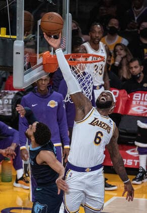 October 24, 2021, Los Angeles, California, USA: LeBron James 6 of the Los Angeles Lakers blocks a shot by Tyus Jones 21 of the Memphis Grizzlies during their regular season NBA, Basketball Herren, USA game on Sunday October 24, 2021 at the Staples Center in Los Angeles, California. PI Los Angeles USA - ZUMAp124 20211024_zaa_p124_005 Copyright: xJAVIERxROJASx