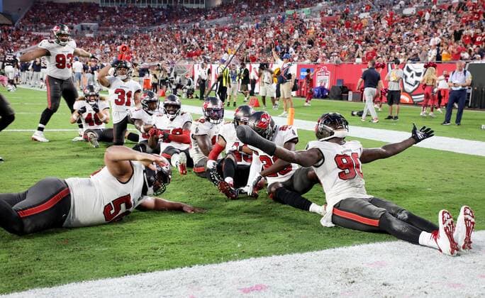 Sport Themen der Woche KW42 Sport Bilder des Tages October 24, 2021, TAMPA, Florida, USA: Tampa Bay Buccaneers linebacker Jason Pierre-Paul (90), center, and Tampa Bay Buccaneers defensive tackle Vita Vea (50), left, join other team mates in celebrating an interception by Tampa Bay Buccaneers cornerback Pierre Desir (29) during the third quarter of the game between the Tampa Bay Buccaneers and the Chicago Bears on Sunday, Oct. 24, 2021, at Raymond James Stadium in Tampa. TAMPA USA - ZUMAs70_ 0140046343st Copyright: xDouglasxR.xCliffordx