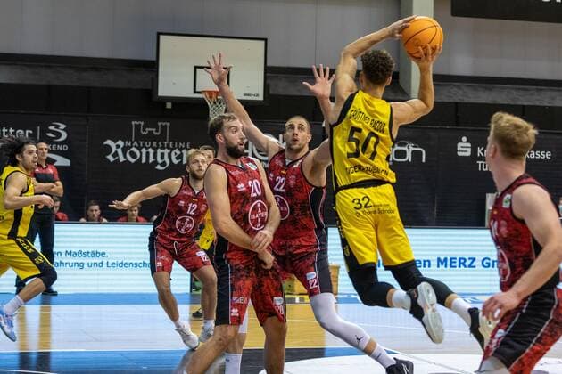 Melvin Jostmann Bayer Giants Leverkusen, 12 JJ Mann Bayer Giants Leverkusen, 20 Dennis Heinzmann Bayer Giants Leverkusen, 22 Joanic Gruetner Bacoul TIgers Tuebingen, 50 ¨¨¨Tigers Tübingen vs Bayer Giants Leverkusen, 2 Basketball, Bundesliga, Pro A, Barmer 2 Basketball, Matchday 6, Season 2021 2022, 24 10 2021, ¨¨Tigers Tübingen Bayer Giants Leverkusen, Basketball, 2 Bundesliga, Barmer 2 Basketball, Matchday 6, Season 2020 2021, 24 10 2021 Rottenburg am Neckar. Copyright: xNinaxSander xEibnerxPressefotoxIx EP_NSR