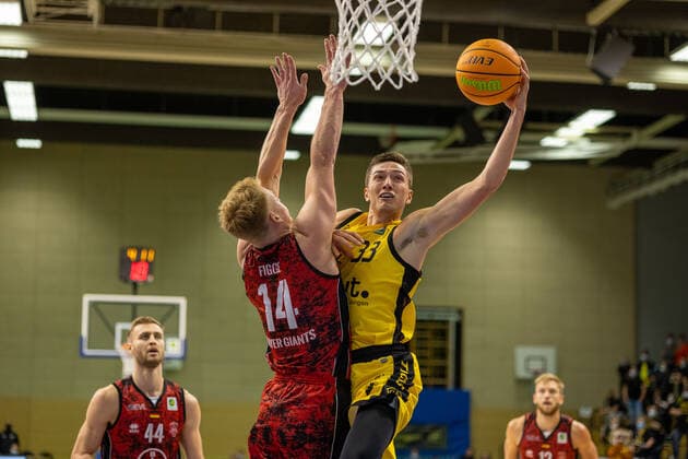 Luis Elias Figge Bayer Giants Leverkusen, 14 Ryan Mikesell Tigers Tuebingen, 33 ¨¨¨Tigers Tuebingen vs Bayer Giants Leverkusen, 2 Basketball, Bundesliga, Pro A, Barmer 2 Basketball, Matchday 6, Season 2021 2022, 24 10 2021, ¨¨ Tigers Tuebingen Bayer Giants Leverkusen, Basketball, 2 Bundesliga, Barmer 2 Basketball, Matchday 6, Season 2020 2021, 24 10 2021 Rottenburg am Neckar. Copyright: xNinaxSander xEibnerxPressefotoxIx EP_NSR