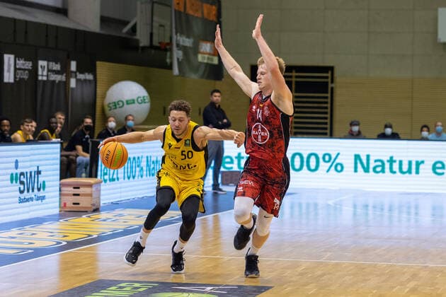 Joanic Gruetner Bacoul TIgers Tuebingen, 50 Luis Elias Figge Bayer Giants Leverkusen, 14 ¨¨¨Tigers Tübingen vs Bayer Giants Leverkusen, 2 Basketball, Bundesliga, Pro A, Barmer 2 Basketball, Matchday 6, Season 2021 2022, 24 10 2021, ¨¨ Tigers Tübingen Bayer Giants Leverkusen, Basketball, 2 Bundesliga, Barmer 2 Basketball, Matchday 6, Season 2020 2021, 24 10 2021 Rottenburg am Neckar. Copyright: xNinaxSander xEibnerxPressefotoxIx EP_NSR